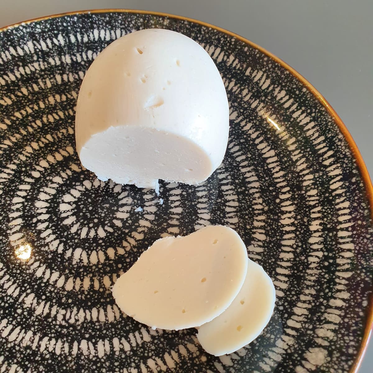 Cultured cashew mozzarella